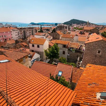 Nella Split