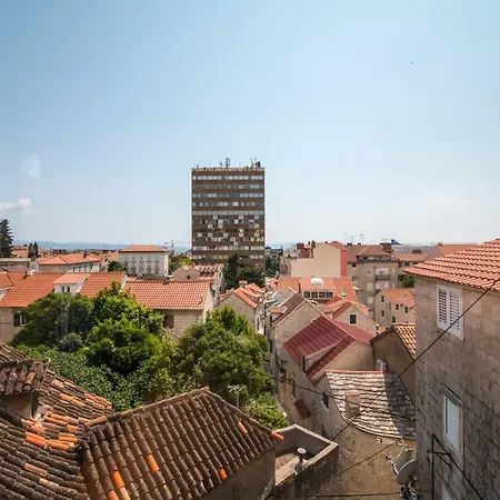 Nella Διαμέρισμα Σπλιτ