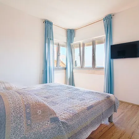 Nella Διαμέρισμα *