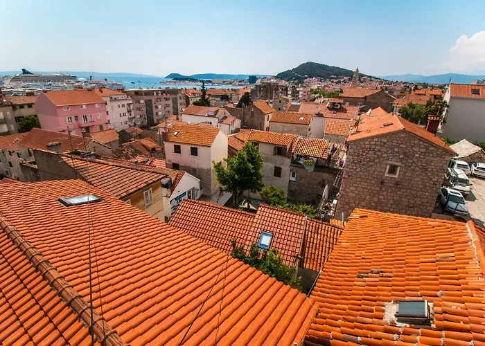 Nella Split